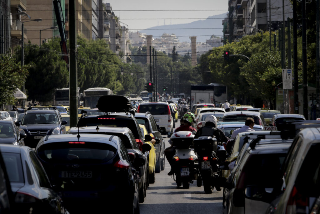 Τροχαίο στην Εθνική στο ύψος της Βαρυμπόμπης – Ακινητοποιημένα τα αυτοκίνητα, ταλαιπωρία για τους οδηγούς