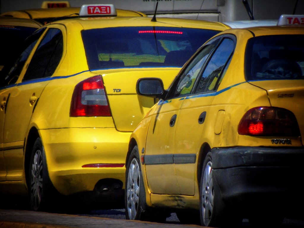 Ταξιτζήδες πλακώθηκαν στις μπουνιές για μια θέση στην πιάτσα του «Ελευθέριος Βενιζέλος»  (Video)