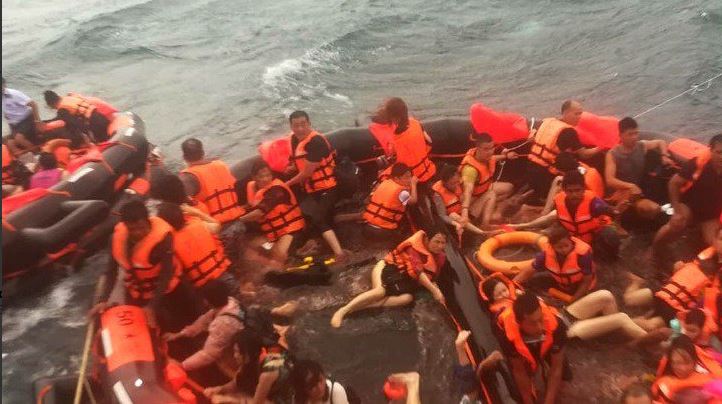 Ταϊλάνδη: Κύμα πέντε μέτρων χτύπησε και βύθισε τουριστικό σκάφος -Τουλάχιστον 27 νεκροί