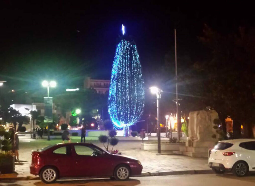 Στην Καβάλα… τέσταραν τα φώτα χριστουγεννιάτικου δέντρου στο κατακαλόκαιρο!