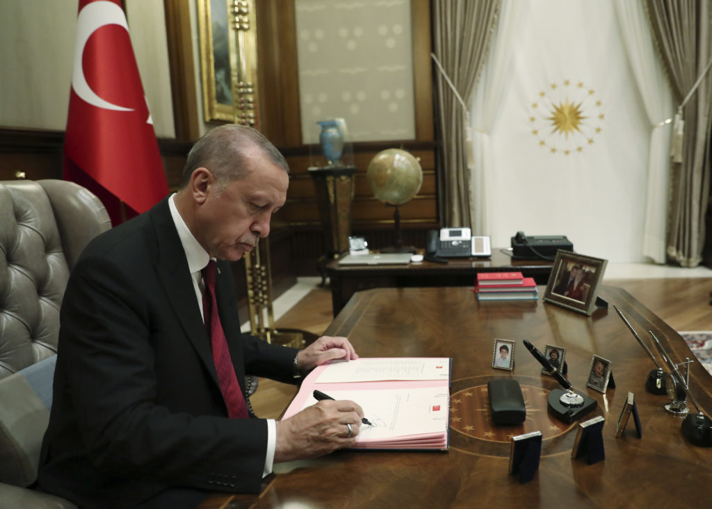 Σαρωτικές οι εκτελεστικές εξουσίες του Ερντογάν – Έχρισε τον γαμπρό του υπουργό Οικονομικών