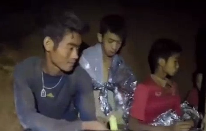 Ταϊλάνδη: Αυτός είναι ο Εκαπόλ Τσανταγουόνγκ, ο προπονητής που βοήθησε να παραμείνουν ζωντανά τα παιδιά στο σπήλαιο