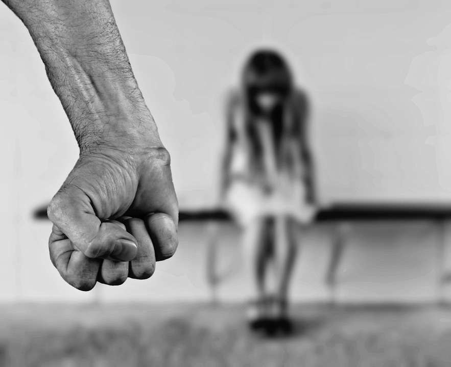 Πατέρας κατηγορείται για βιασμό, αποπλάνηση και αιμομιξία σε βάρος του ίδιου του παιδιού του