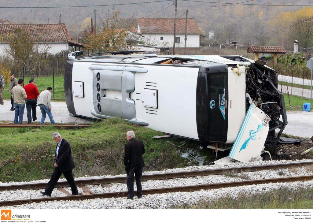 Δράμα: Λεωφορείο ανετράπη στο χωρίο Συμβολή – 14 τραυματίες