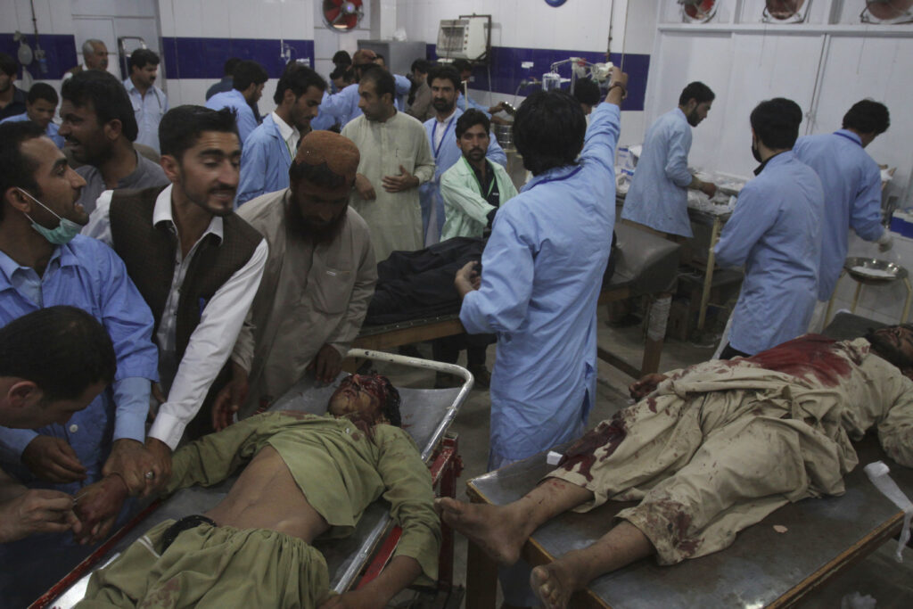 Στους 128 οι νεκροί από την επίθεση σε προεκλογική συγκέντρωση στο Πακιστάν (Σκληρές εικόνες – Video)