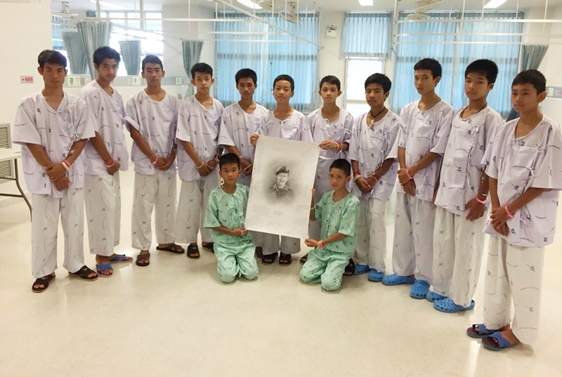 Ταϊλάνδη: Οι μικροί ποδοσφαιριστές των «Αγριόχοιρων»  θρηνούν τον εθελοντή δύτη που πέθανε προσπαθώντας να τους σώσει