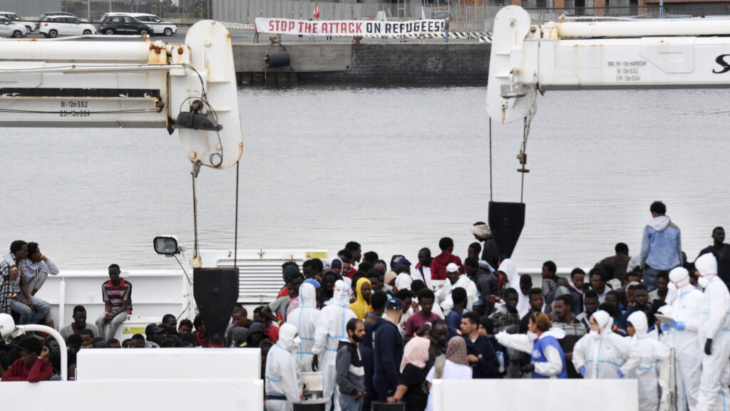 Ιταλία: Αποβιβάστηκαν οι 450 μετανάστες μετά τις δεσμεύεις 5 χωρών της ΕΕ