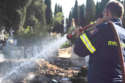 Πυρκαγιά απείλησε το Α’ Νεκροταφείο στη Ζάκυνθο (Photos)