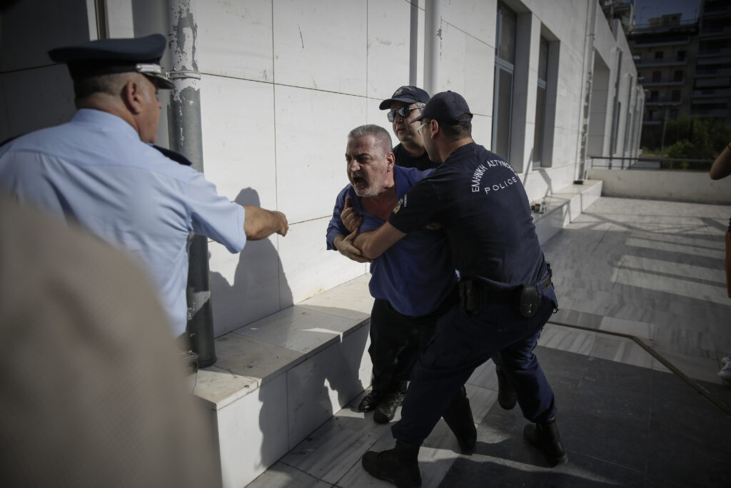 Ένταση στη δίκη για τη δολοφονία Ζέμπερη – Στον φερόμενο δολοφόνο επιτέθηκε ο πατέρα της (Photos)