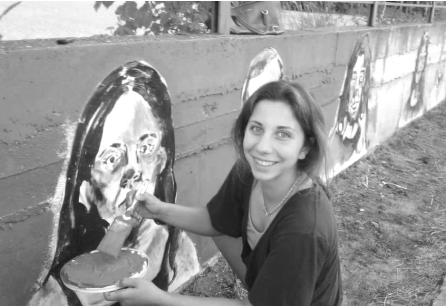 Φλώρινα: 18χρονη ζωγραφίζει τους γείτονες σε τοίχους της πόλης