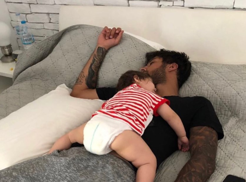 Ο Γιώργος Πρίντεζης κοιμάται αγκαλιά με την κορούλα του (Photo)