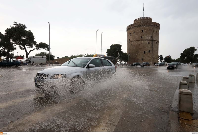 Θεσσαλονίκη: Προβλήματα στην κυκλοφορία από την καταρρακτώδη βροχή