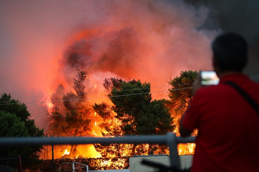 Θρίλερ σε εξέλιξη στη θάλασσα – Αναζητούνται Δανοί τουρίστες που προσπάθησαν να ξεφύγουν από τις φλόγες