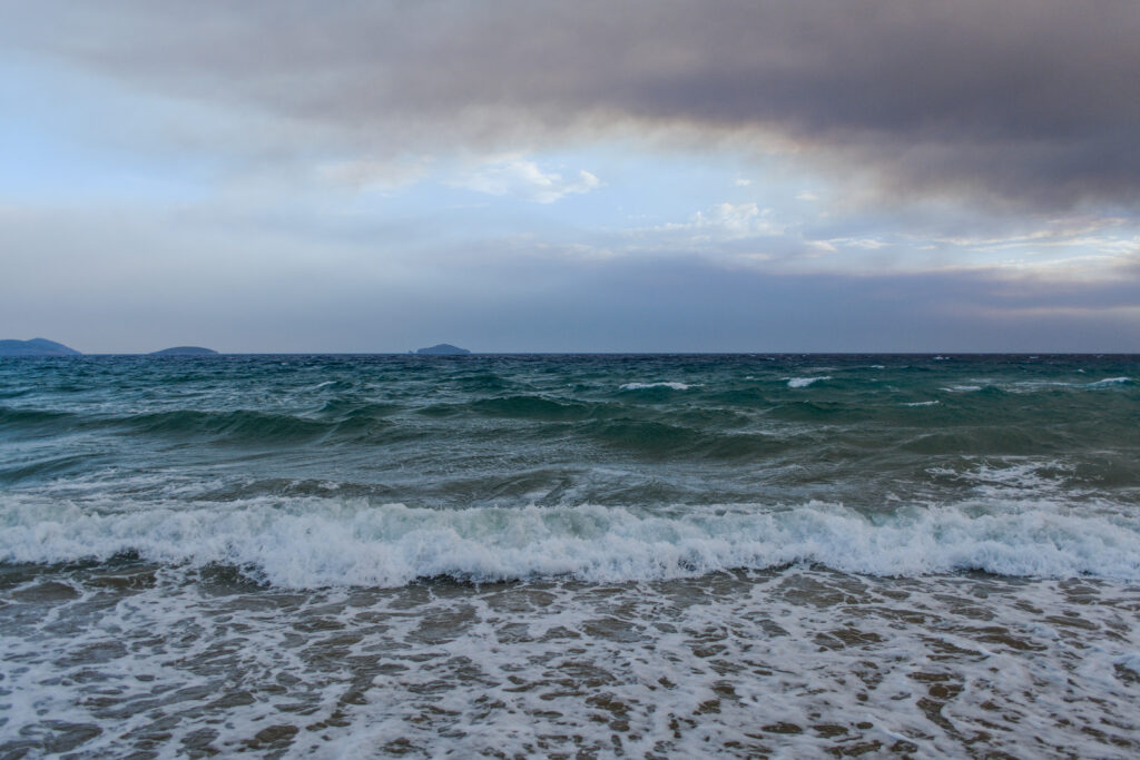 Καιρός: Ισχυροί άνεμοι και καταιγίδες