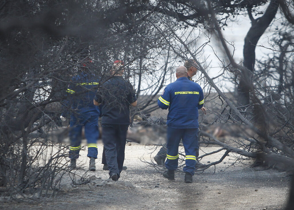 Λέσβος: Δύο πυροσβέστες τραυματίστηκαν κατά τη διάρκεια κατάσβεσης