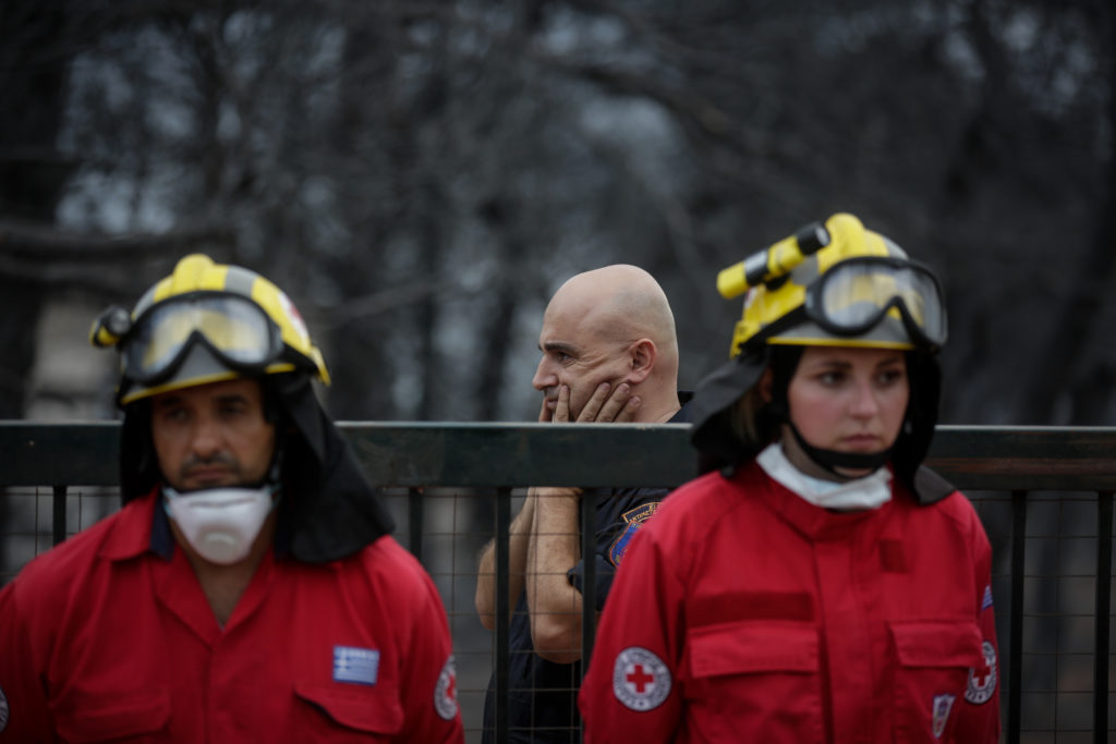 «Βούτηξα το γιο μου, προλάβαμε να φύγουμε – Βρήκαμε τη γειτόνισσά μας καμμένη» – Μαρτυρίες από την ώρα της καταστροφής (Photos)