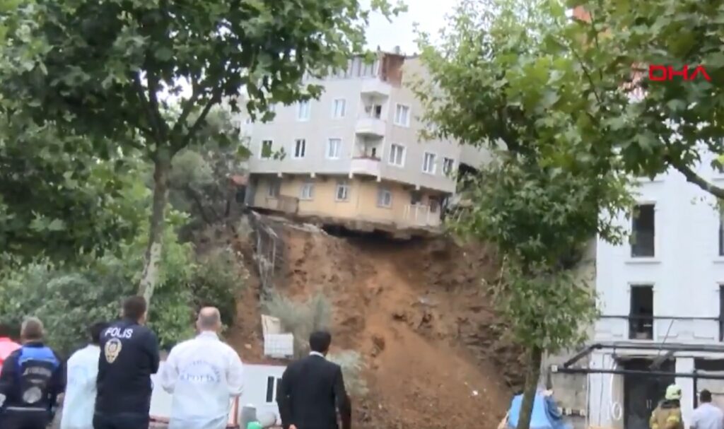 Κατάρρευση κτιρίου στην Κωνσταντινούπολη μετά από κατολίσθηση (Video)