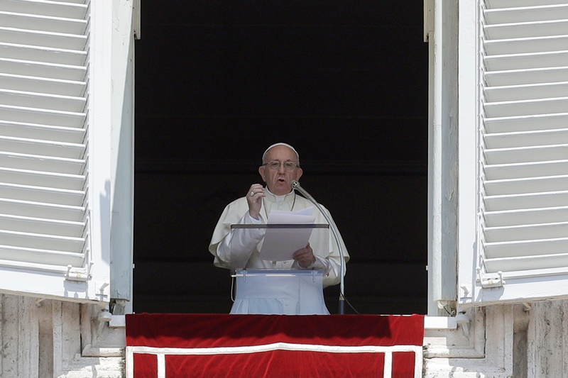 Ο Πάπας Φραγκίσκος προσεύχεται για τα θύματα των πυρκαγιών