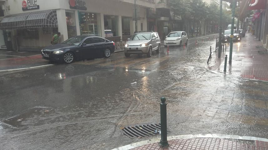 Ποτάμια οι δρόμοι στο κέντρο της Λάρισας (Photos)