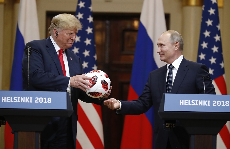 Συναγερμός στον Λευκό Οίκο από το δώρο του Πούτιν στον Τραμπ – Του έδωσε την… μπάλα του Μουντιάλ