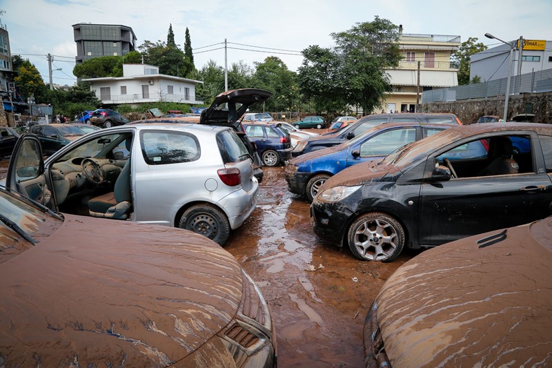 Μαρούσι: Σοβαρά προβλήματα από τις πλημμύρες – Δεκάδες αυτοκίνητα μέσα στις λάσπες (Photos)