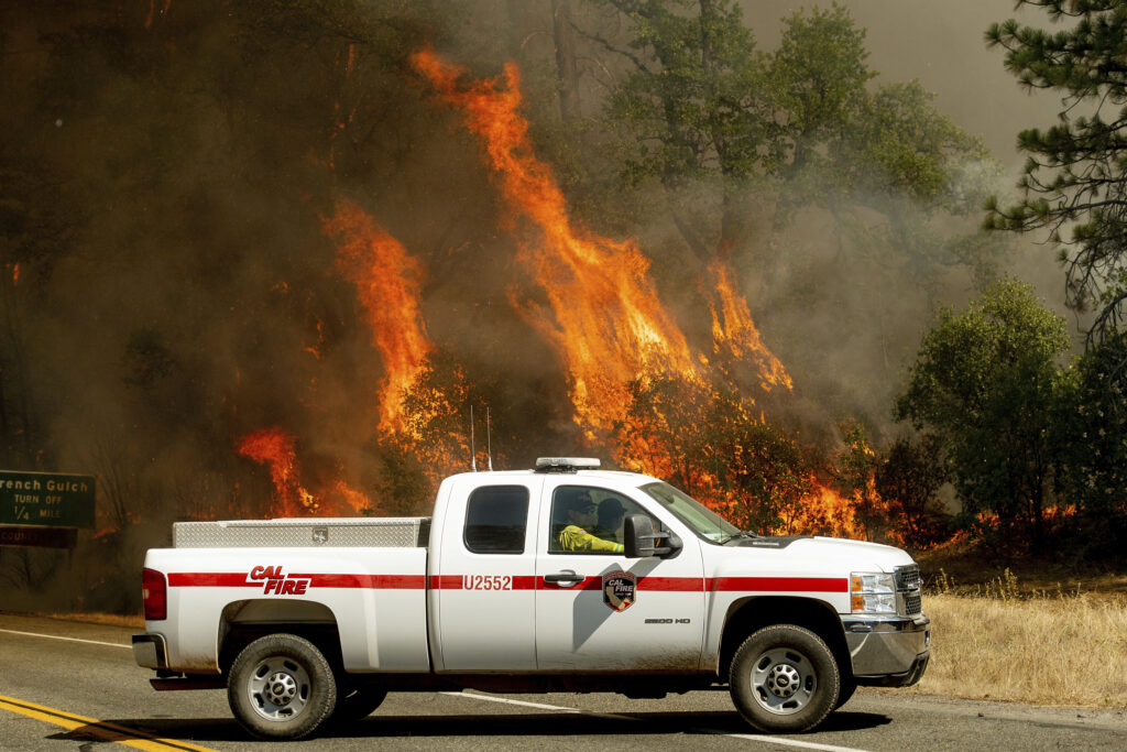 Τουλάχιστον δύο νεκροί από τις δασικές πυρκαγιές που μαίνονται στην Καλιφόρνια (Photos + Video)