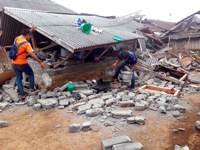Σεισμός Ινδονησία: Μάχη με τον χρόνο για τη διάσωση εκατοντάδων αποκλεισμένων στη νήσο Λόμποκ