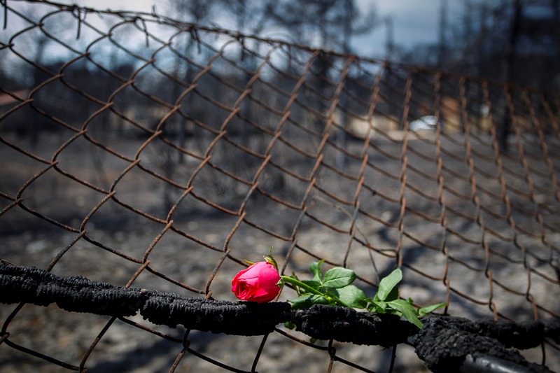 Σιωπηλή συγκέντρωση στο Σύνταγμα στη μνήμη των νεκρών από τις πυρκαγιές