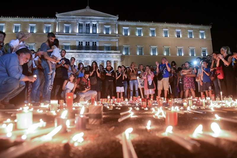 «Φώτισε» το Σύνταγμα από την σιωπηλή συγκέντρωση για τα θύματα των πυρκαγιών (Photos)