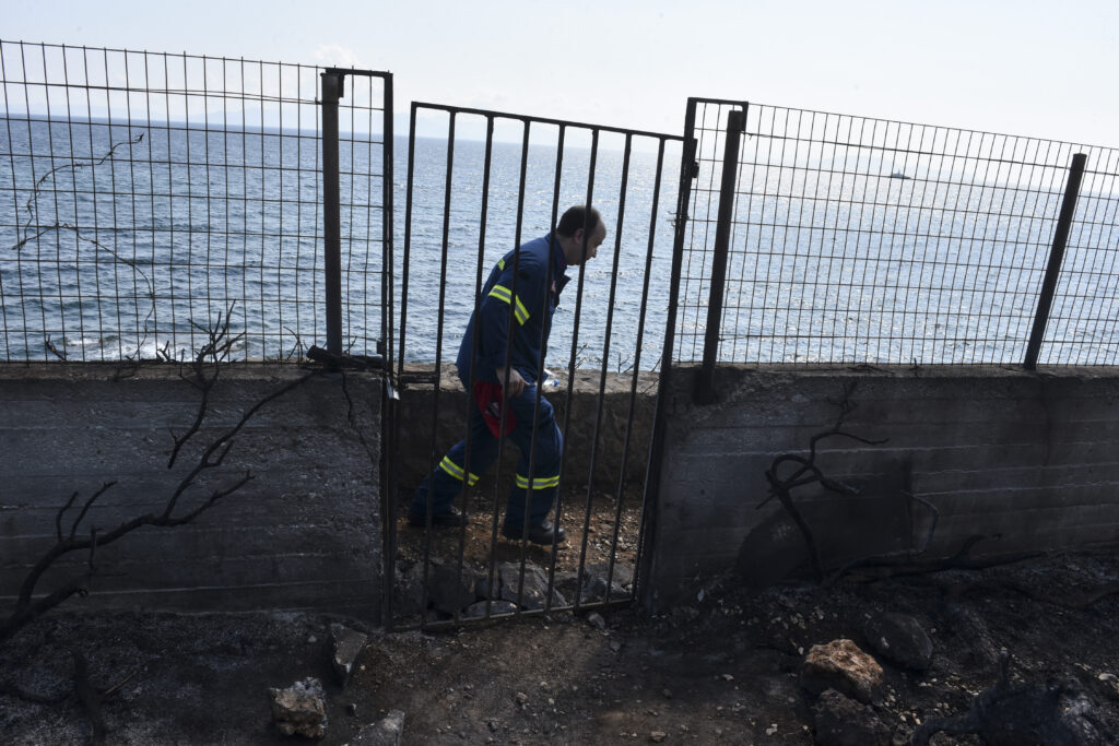 85 οι ταυτοποιημένοι νεκροί στο Μάτι – Δύο μη αναγνωρίσιμοι σοροί – Ένας αγνοούμενος