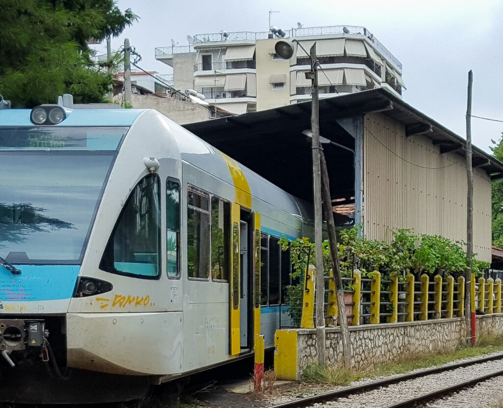 Εκτροχιάστηκε τρένο μέσα στην πόλη της Λαμίας (Photos – Video)