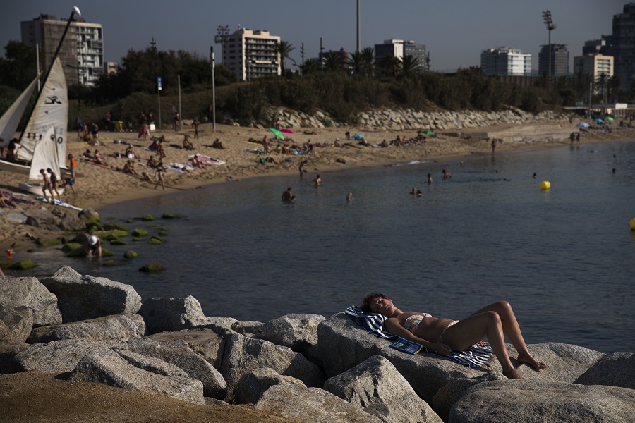 Πρωτοφανή πράγματα από το κύμα καύσωνα: Στρατιώτες με… σορτς, ενώ η Σουηδία έχασε τον «Όλυμπο» της