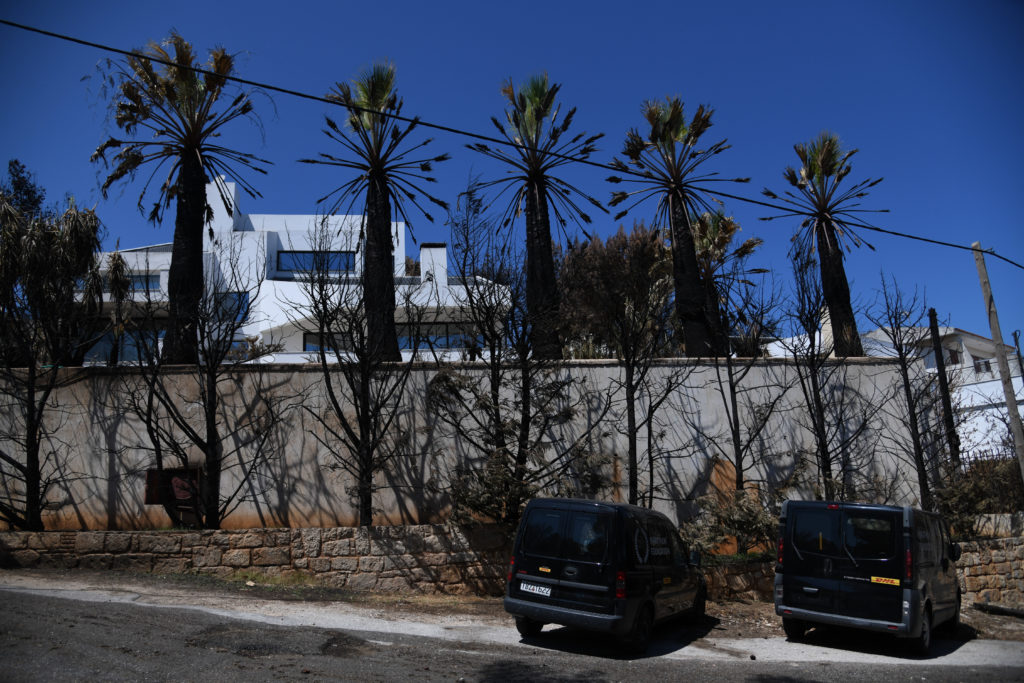 Έτσι είναι το «καμένο» σπίτι του Ηλία Ψινάκη στον Μαραθώνα 11 μέρες μετά την πυρκαγιά (Photos)