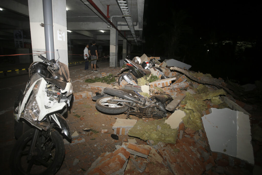 Ινδονησία: Τουλάχιστον 37 νεκροί και δεκάδες τραυματίες μετά τον μεγάλο σεισμό –  Ήρθη η προειδοποίηση για τσουνάμι