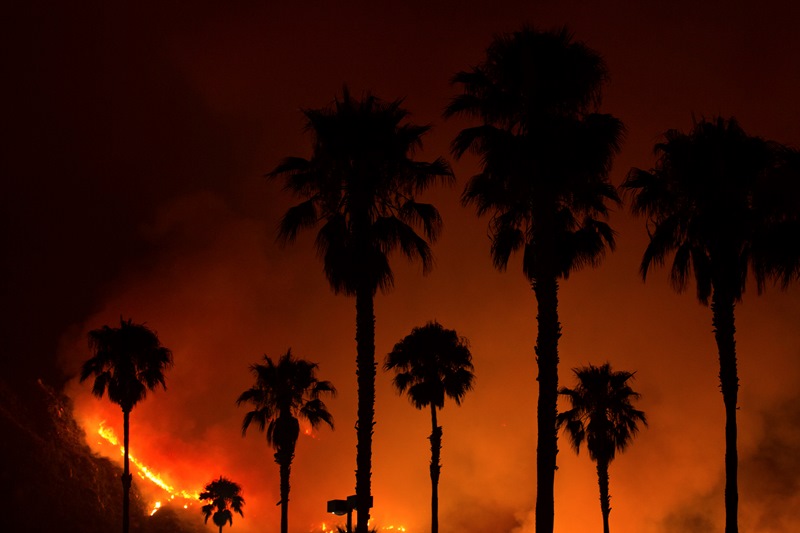 Περισσότερες από 100 μεγάλες πυρκαγιές μαίνονται στις Ηνωμένες Πολιτείες και νέες ξεσπούν