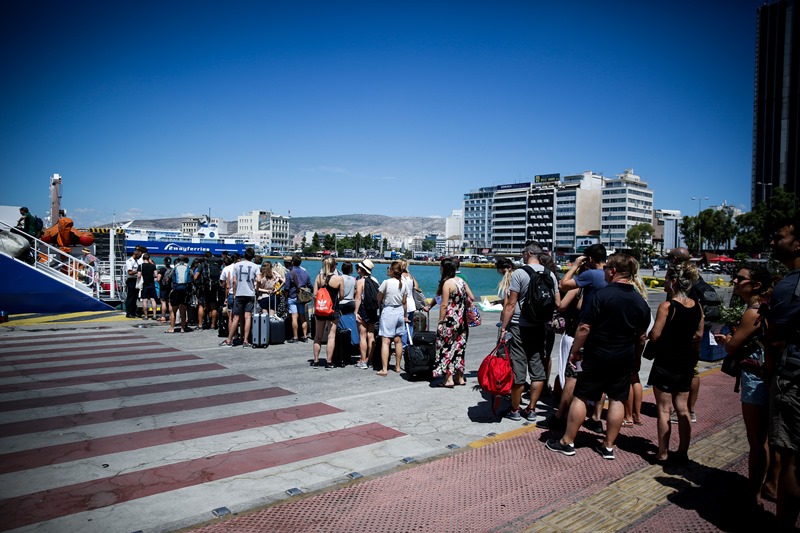 Κοσμοσυρροή στα λιμάνια από τους εκδρομείς του Δεκαπενταύγουστου