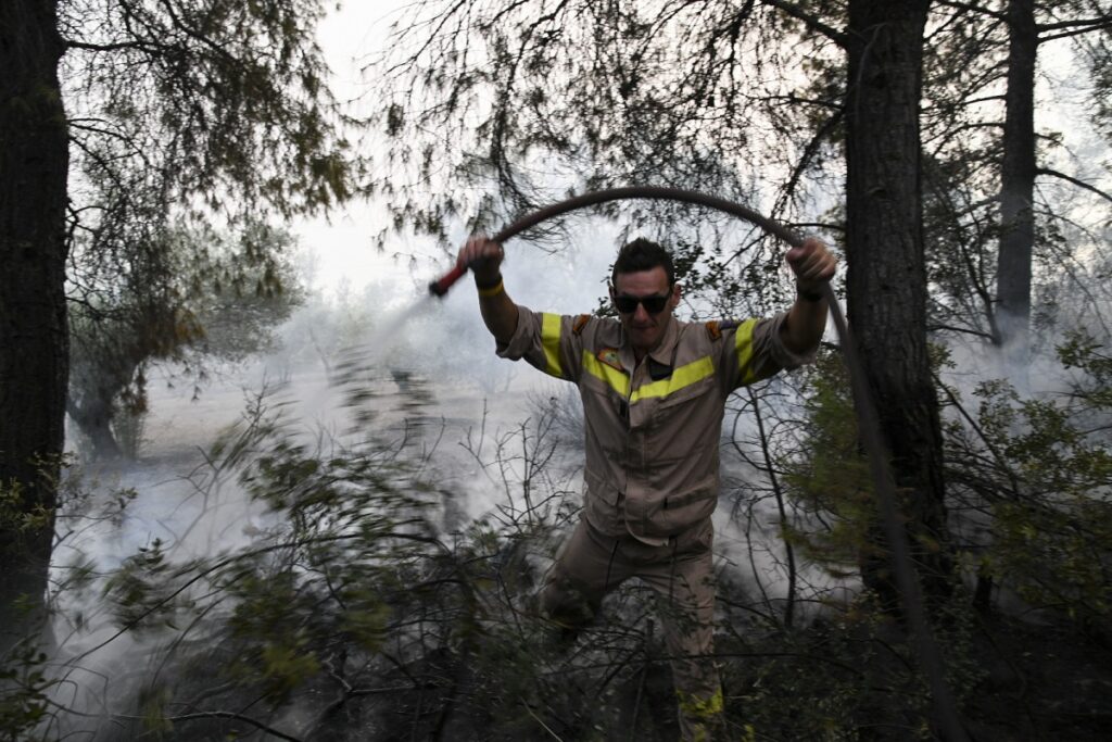 Ολονύκτια μάχη με τις φλόγες στο Κοντοδεσπότι Ευβοίας – Εκκενώθηκαν χωριά (Photos-Videos)