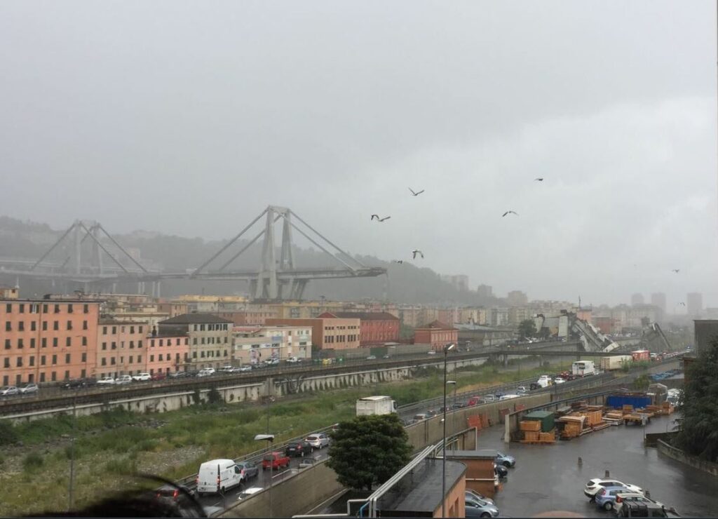 Γένοβα: Κατέρρευσε «κρεμαστή» γέφυρα σε αυτοκινητόδρομο – Φόβοι για θύματα (Photos+Video)