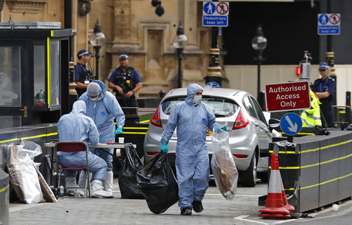 Λονδίνο: Η στιγμή που ο τρομοκράτης πέφτει με το αυτοκίνητο στα οδοφράγματα μπροστά στο κοινοβούλιο (Video)