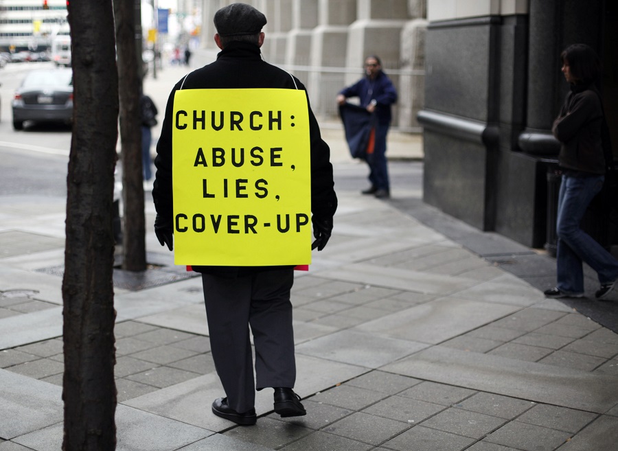 Ασύλληπτη έρευνα για τους ιερείς στην ΗΠΑ – Τουλάχιστον 1.000 παιδιά κακοποιήθηκαν σεξουαλικά