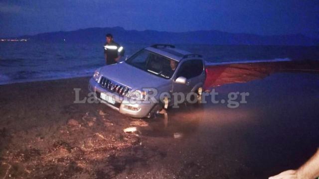 Κύμα παρέσυρε αμάξι με τετραμελή οικογένεια στη Φθιώτιδα – Τους απεγκλώβισαν λουόμενοι