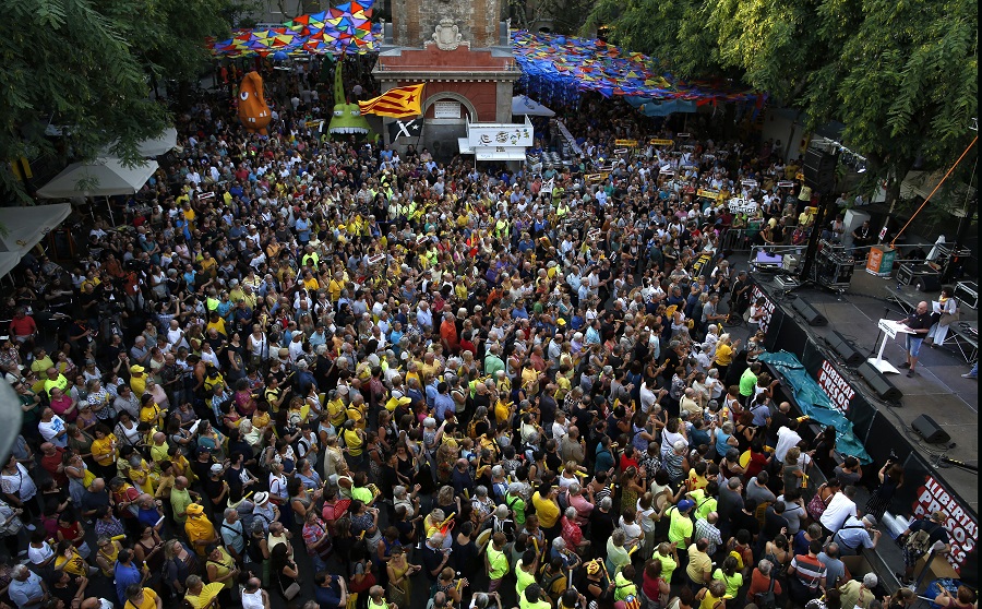 Ένας χρόνος από το τρομοκρατικό χτύπημα στη Βαρκελώνη – Φόρος τιμής στα θύματα και ένταση (Photos)