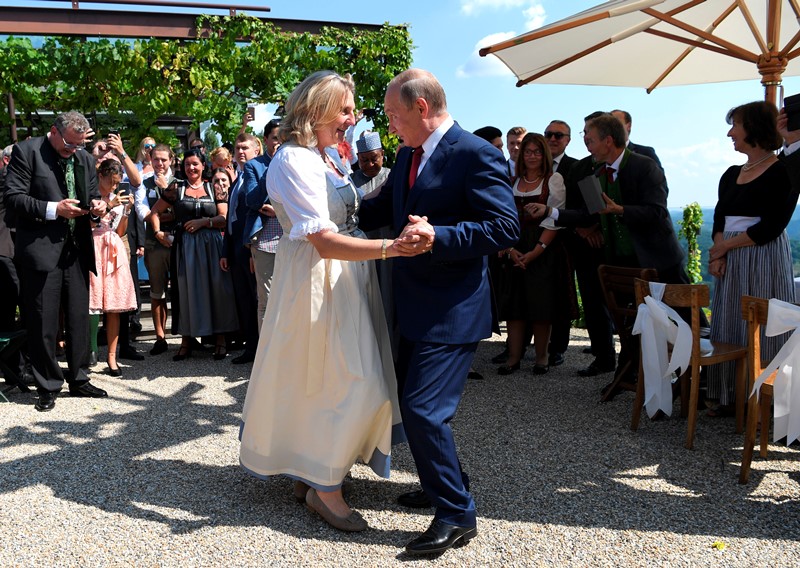 Ο Πούτιν – χορευτής στο γάμο της Αυστριακής ΥΠΕΞ