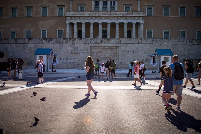 Ιl Manifesto: Η Ελλάδα βγαίνει από τα μνημόνια λιτότητας