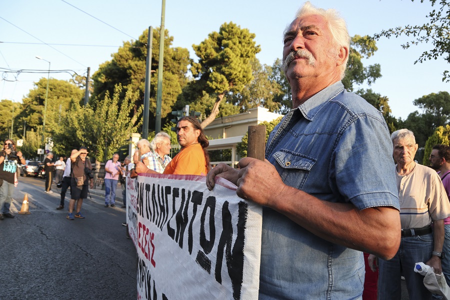 Συγκέντρωση διαμαρτυρίας πυρόπληκτων στη Βουλή και στην Περιφέρεια Αττικής