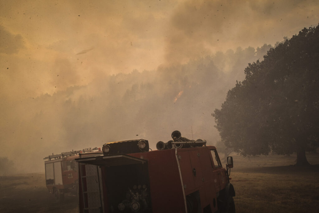 Συνεχίζουν να παλεύουν με τις φλόγες για δεύτερη μέρα στην Ηλεία