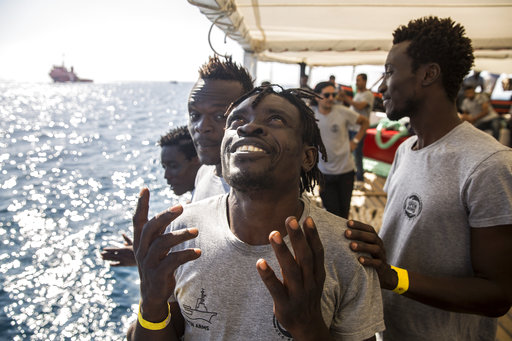 Μάλτα: Πολεμικό σκάφος ανέσυρε 2 νεκρούς και 100 επιζώντες πρόσφυγες
