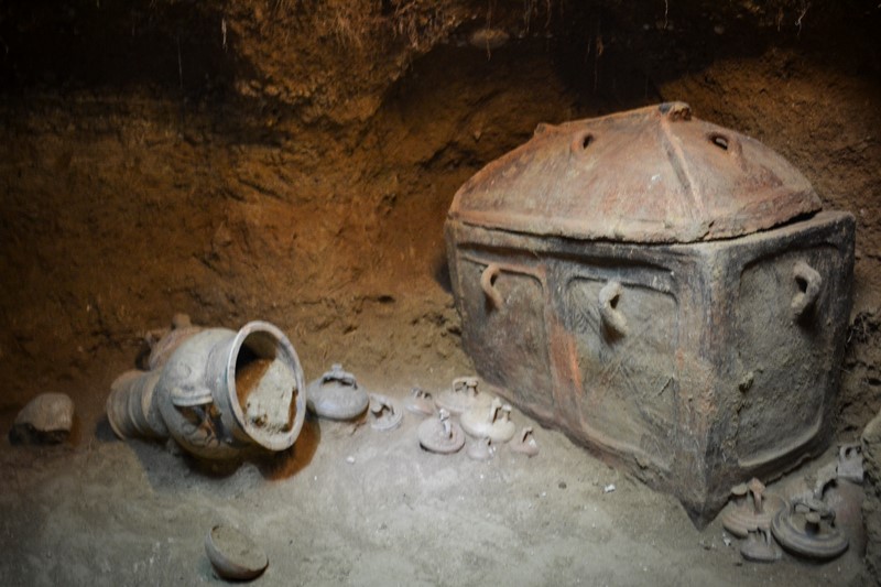 Σπουδαίο εύρημα στην Ιεράπετρα – Βρέθηκε ασύλητος θαλαμοειδής τάφος (Photos)