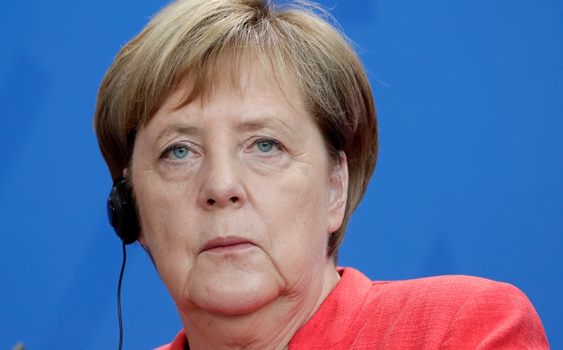 Handelsblatt: Η Μέρκελ θέλει Γερμανό πρόεδρο στην Κομισιόν και όχι στην ΕΚΤ