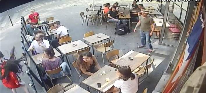 Γαλλία: Χειροπέδες σε «άνδρα» που χτύπησε κοπέλα επειδή αντέδρασε στις αισχρολογίες του
